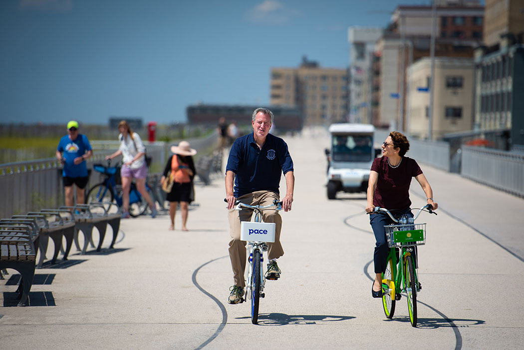 De Blasio and Transportation Commissioner Polly Trottenberg try out Lime and Pace bikes.